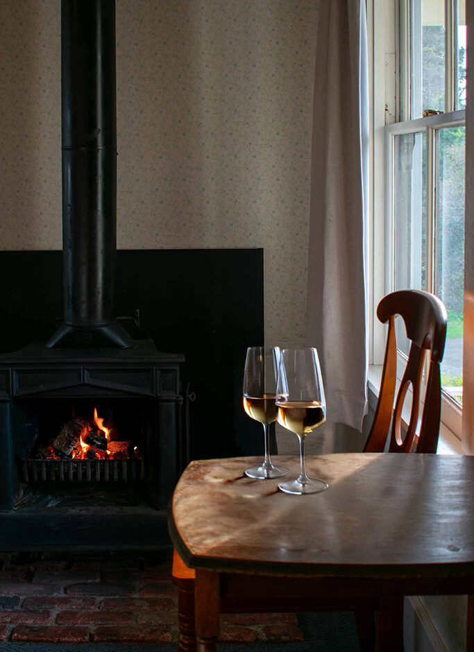 Daisy's Room - Cozy room in Mendocino, CA with fireplace and wine glasses