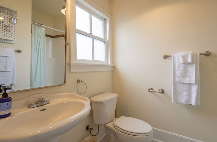 Mendocino, CA Accommodations - Creekside room bathroom