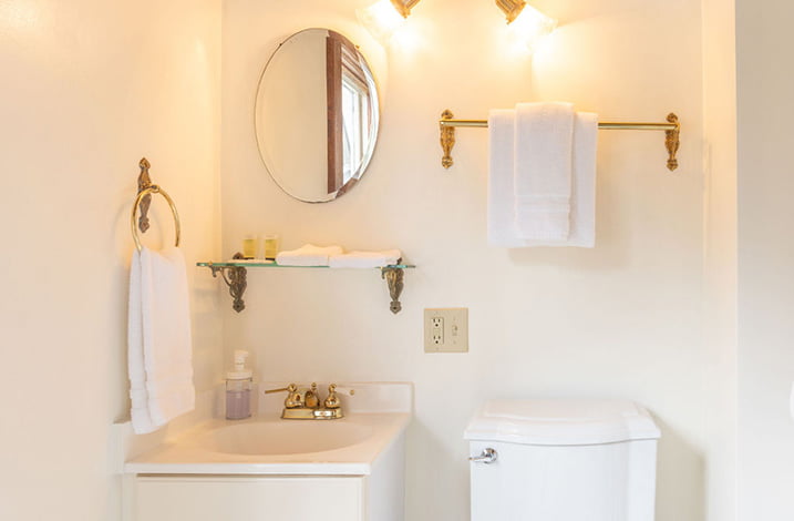 Mendocino Places to Stay - Dennen Suite bathroom