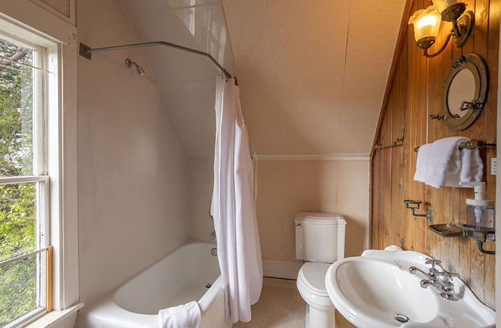 Where to Stay in Mendocino - Dora's Room bathroom