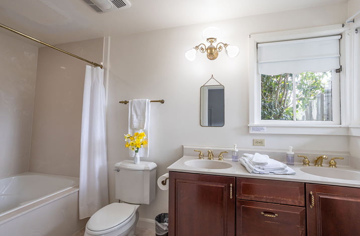 Mendocino Coast B&B - Victorian Suite bathroom