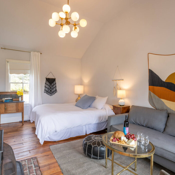 Cozy stay in Mendocino with plenty of natural light